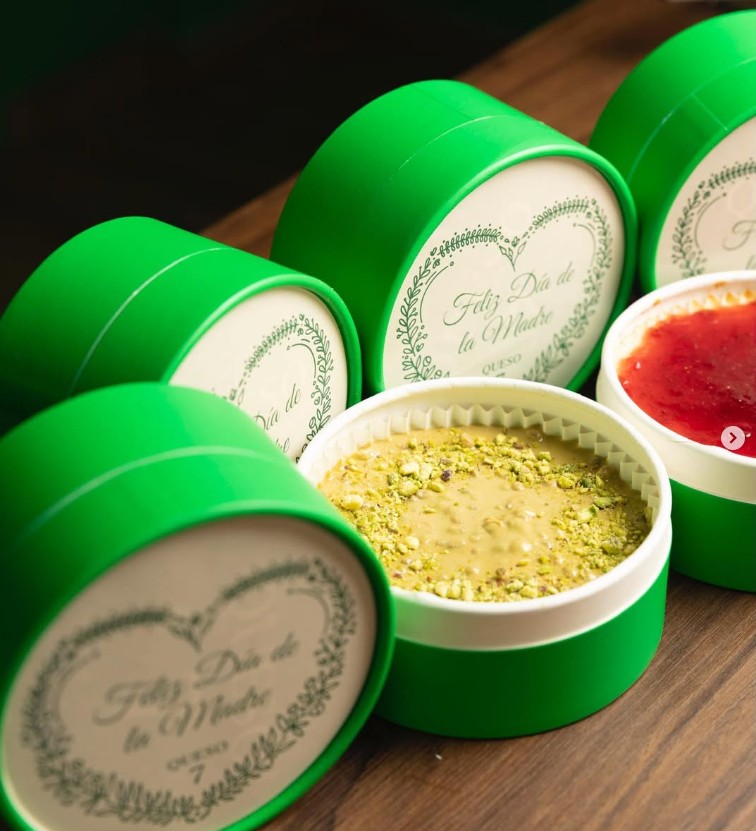 Tartas individuales en cajas verdes con sabores especiales de Queso 7